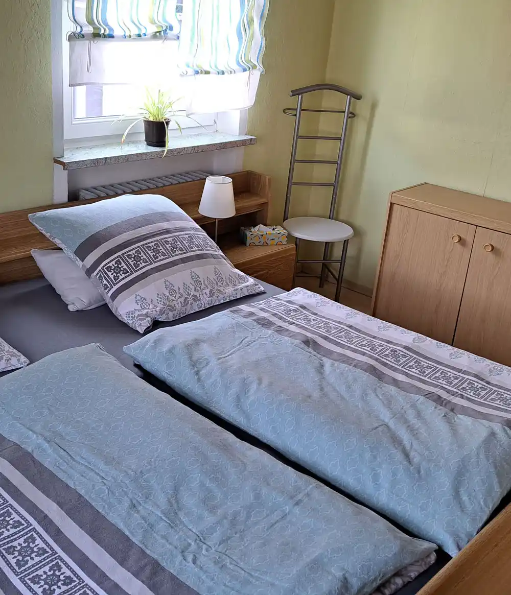 Schlafzimmer mit Doppelbett