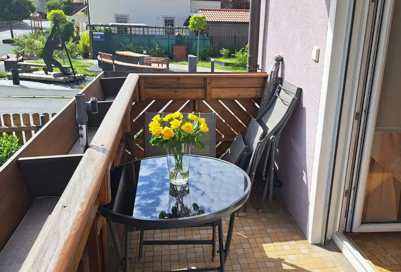 Der direkte Zugang zum Balkon ermöglicht es Ihnen, die frische Luft und den Blick ins Grüne zu genießen.