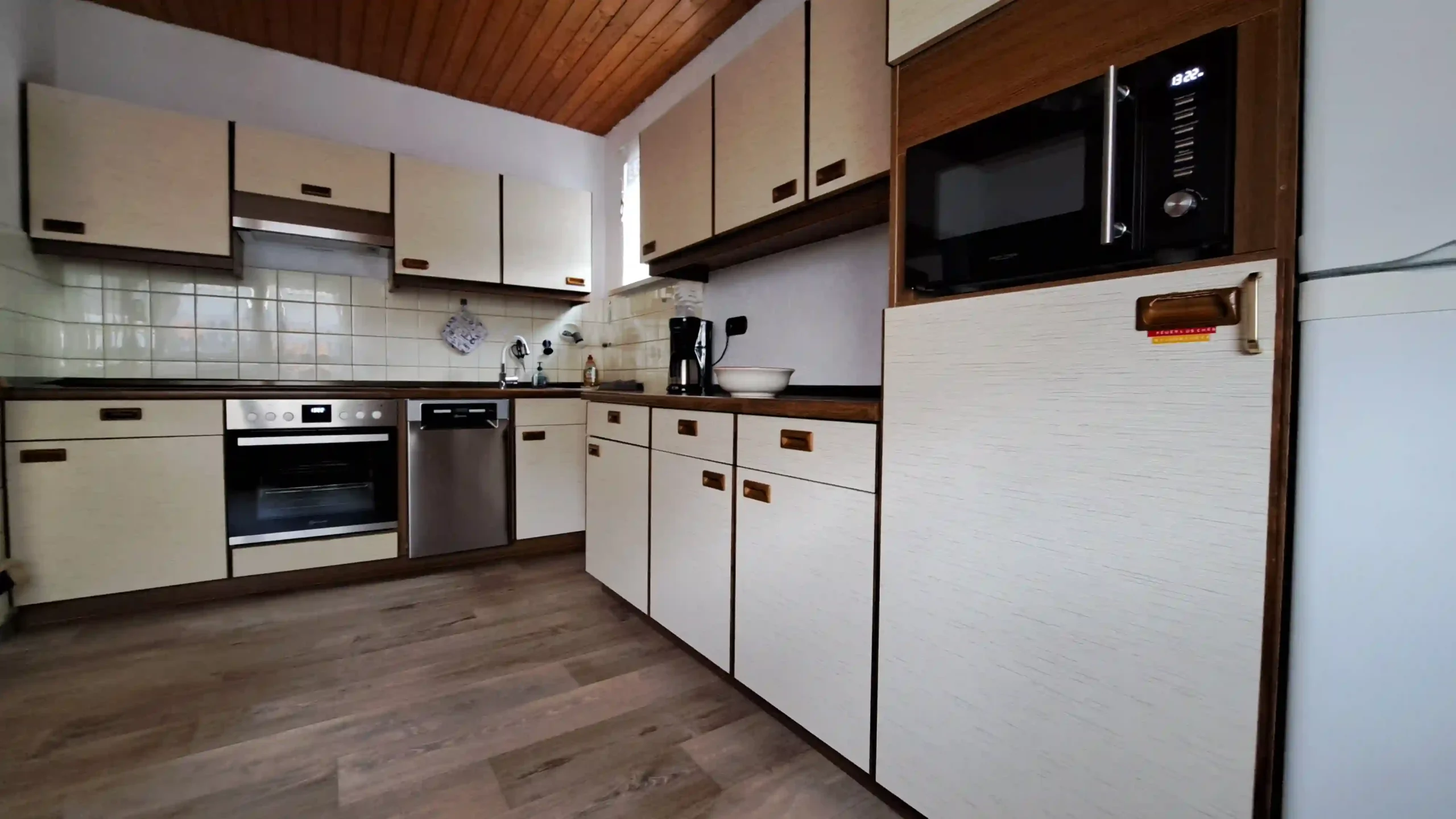 Küche mit allem eingerichtet.