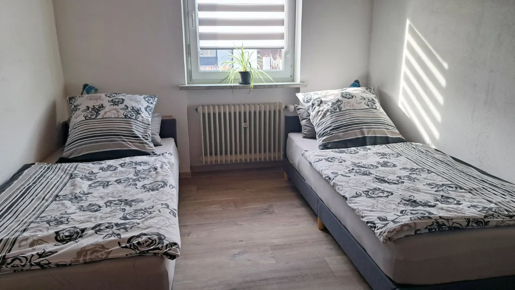 Schlafzimmer mit zwei Einzelbetten.