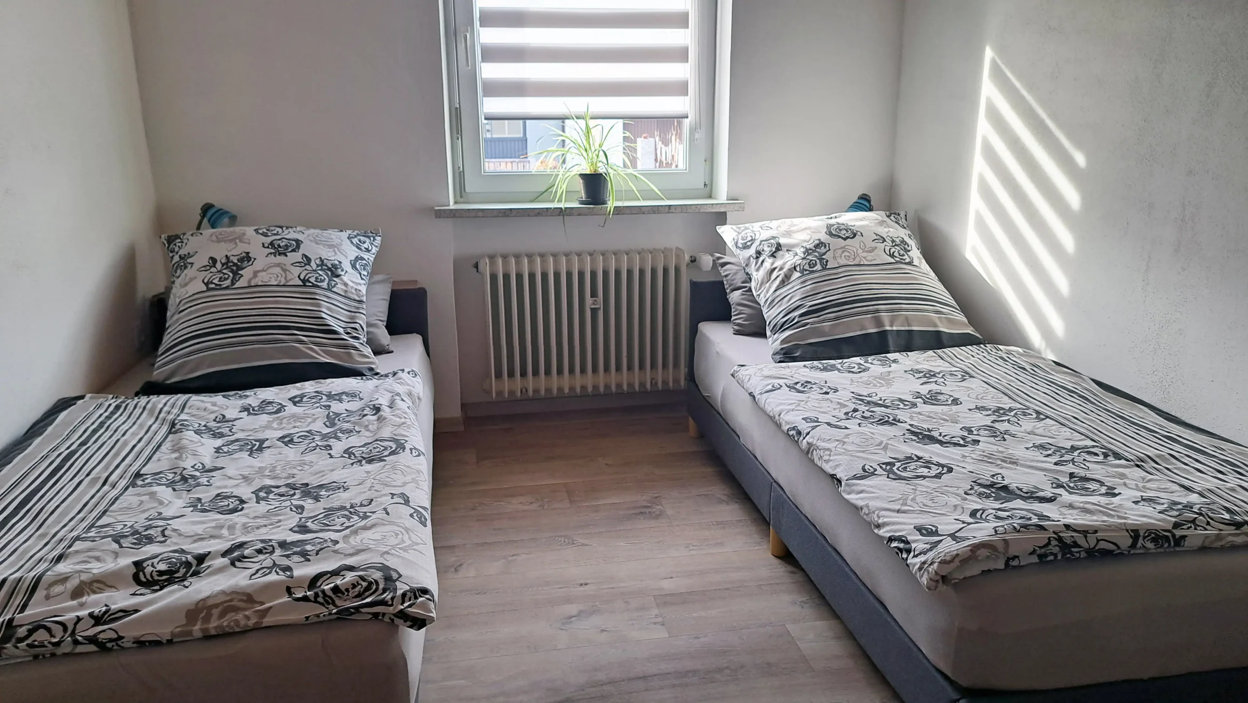 Schlafzimmer mit zwei Einzelbetten.